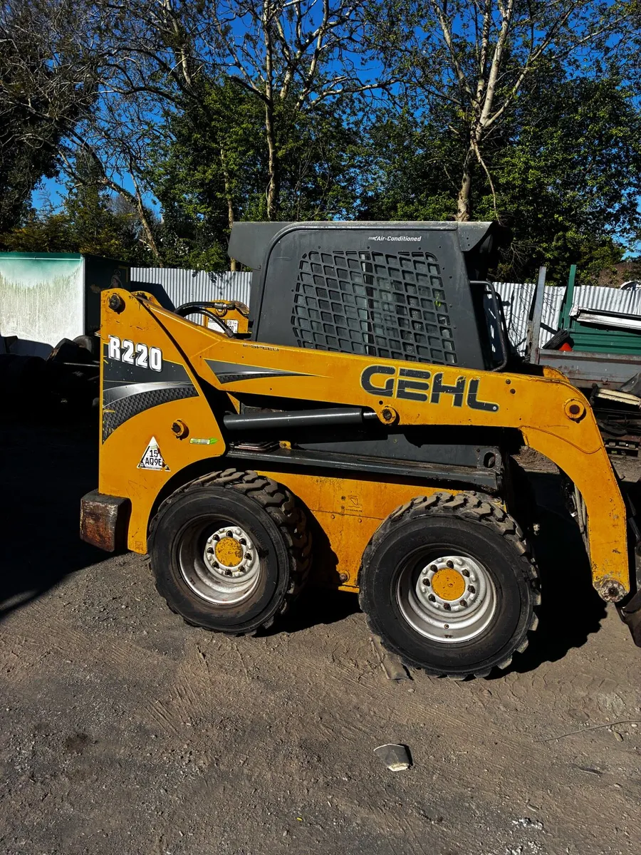 2017 gehl r220 2 speed skid steer - Image 1