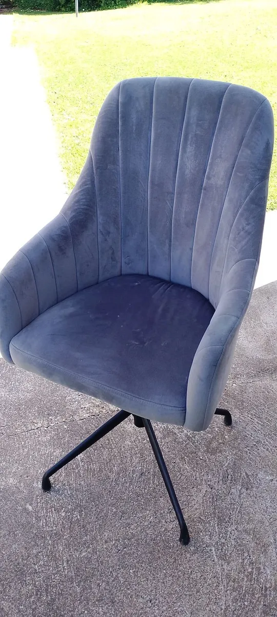 Swivel chair very comfortable - Image 1