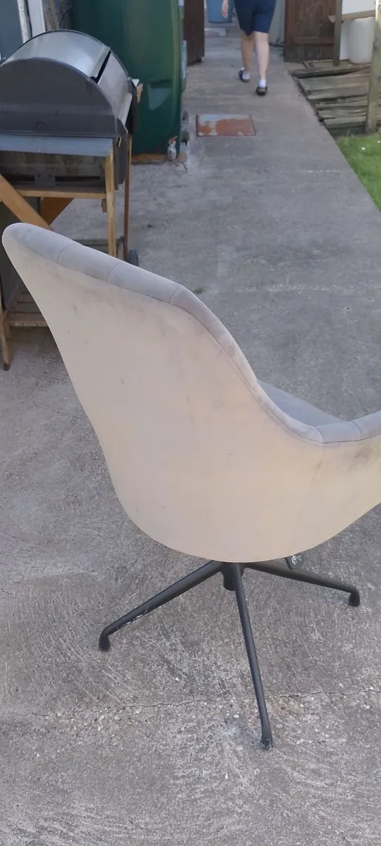 Swivel chair very comfortable - Image 2