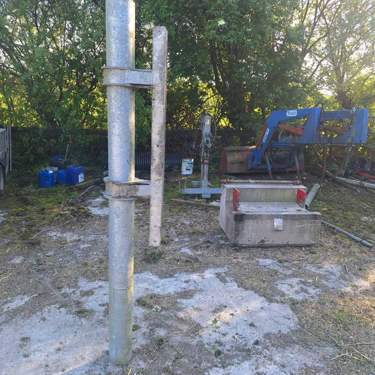 Forcing pen centre post and gate bracket - Image 1