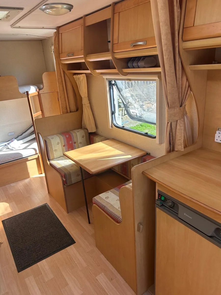 Caravan. - Image 1
