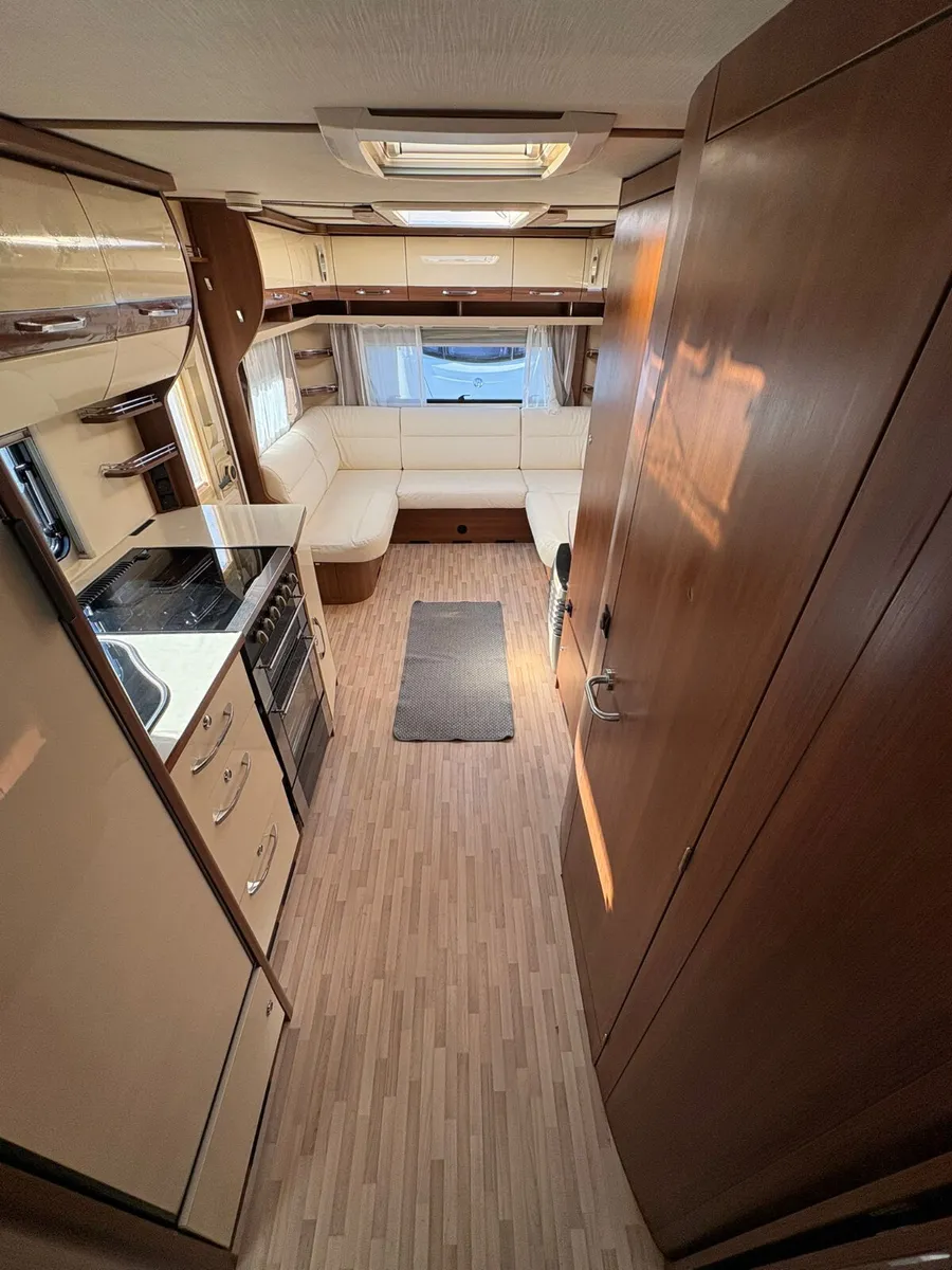 LMC 595 VIP 4 berth fixed island bed Caravan - Image 4