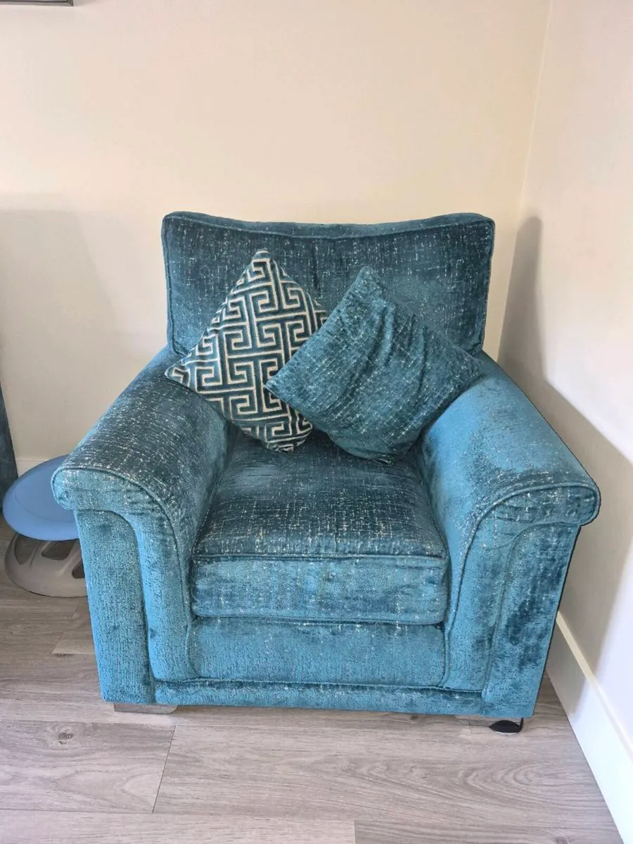 Beautiful 1 Seater & 3 Seater Couch - Image 4