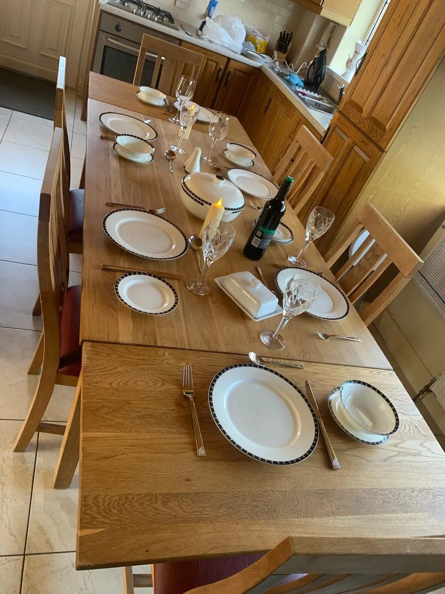 Solid oak dining room table - Image 3