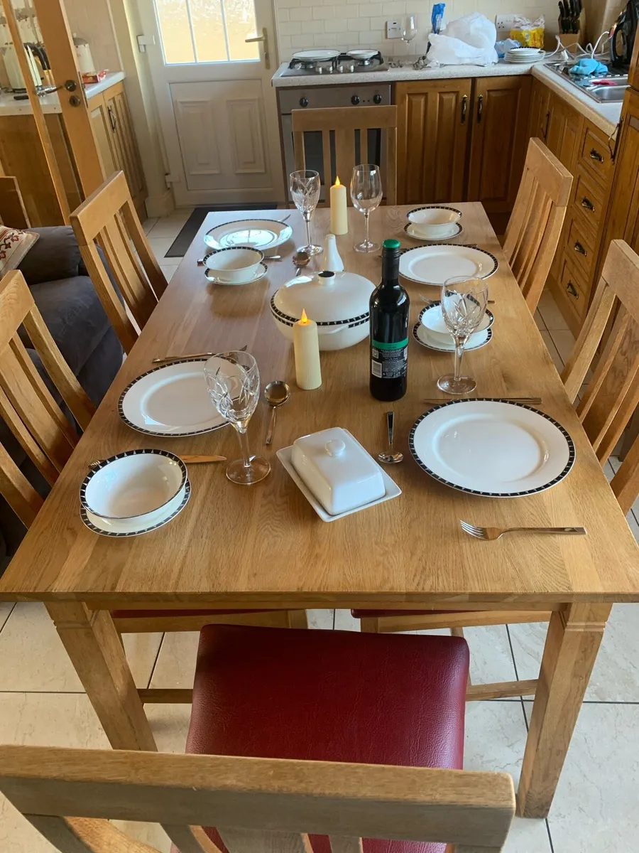 Solid oak dining room table - Image 1