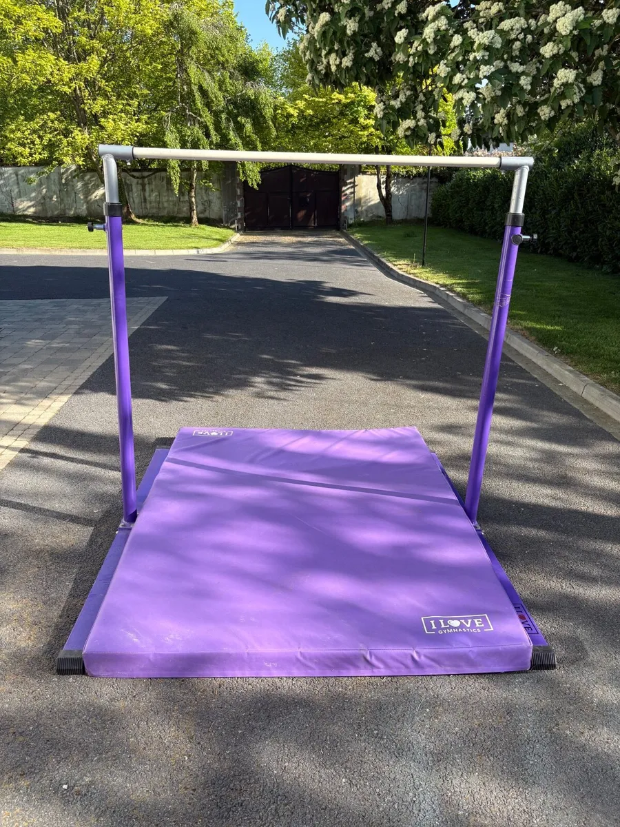 Gymnastics bars and mat - Image 1