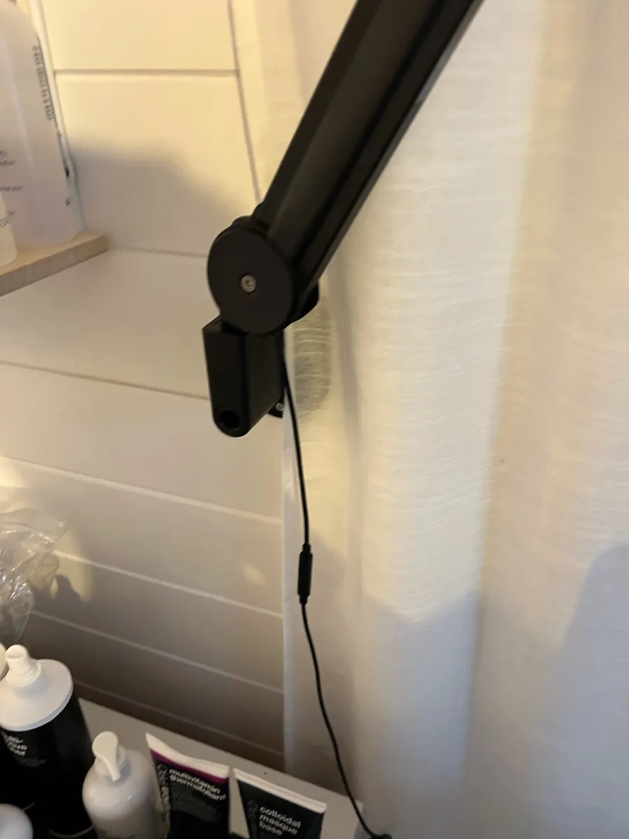 Salon ring light on bracket for wall - Image 2