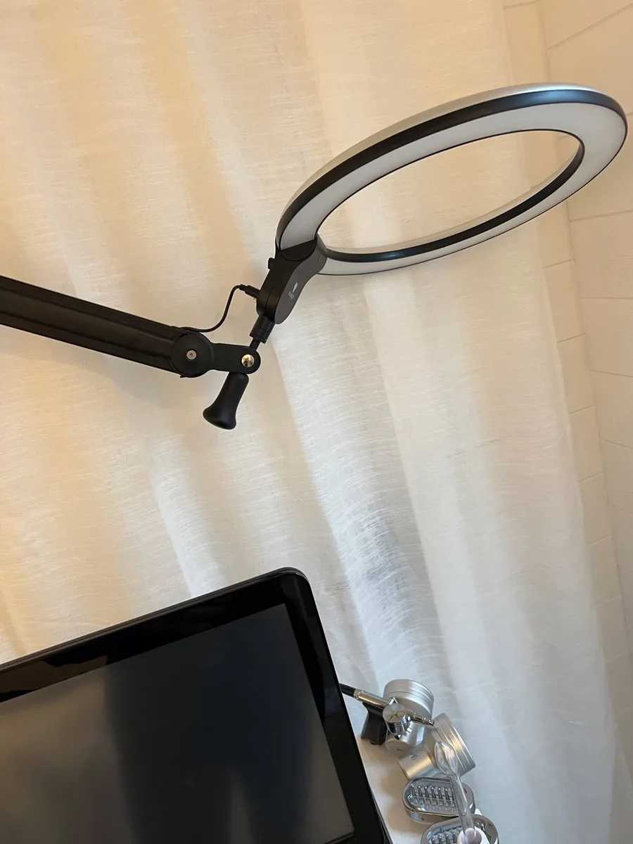 Salon ring light on bracket for wall - Image 1