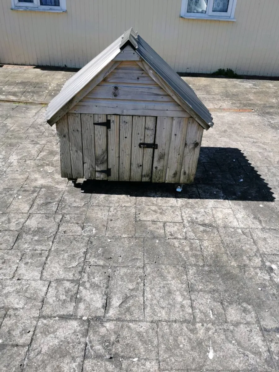 Outside House on wheels with brakes. - Image 2