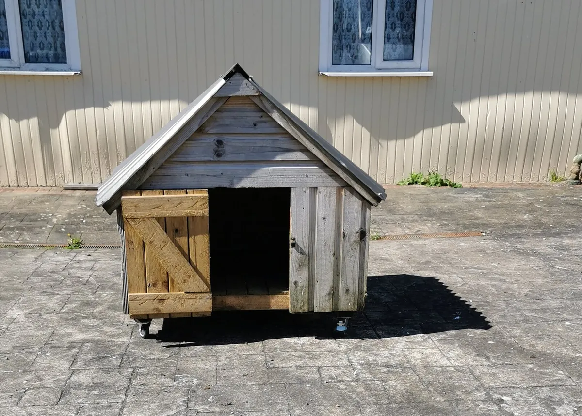 Outside House on wheels with brakes. - Image 3