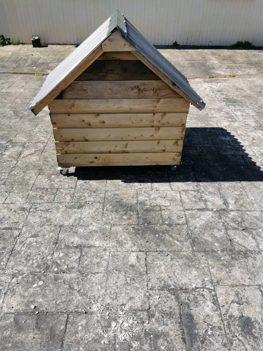 Outside House on wheels with brakes. - Image 4