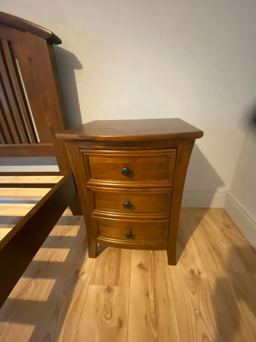 Kingsize bed  with 2 free matching lockers - Image 2