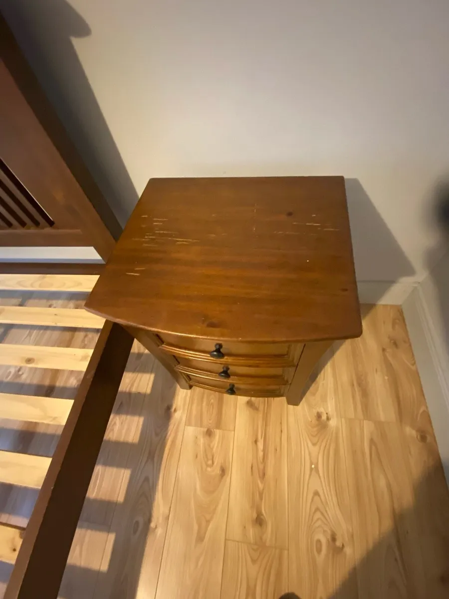 Kingsize bed  with 2 free matching lockers - Image 3