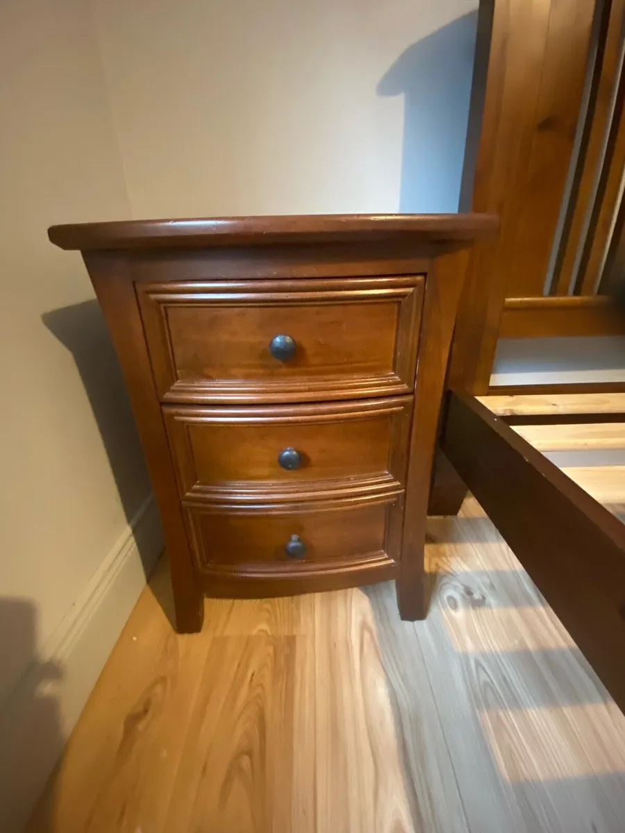 Kingsize bed  with 2 free matching lockers - Image 4