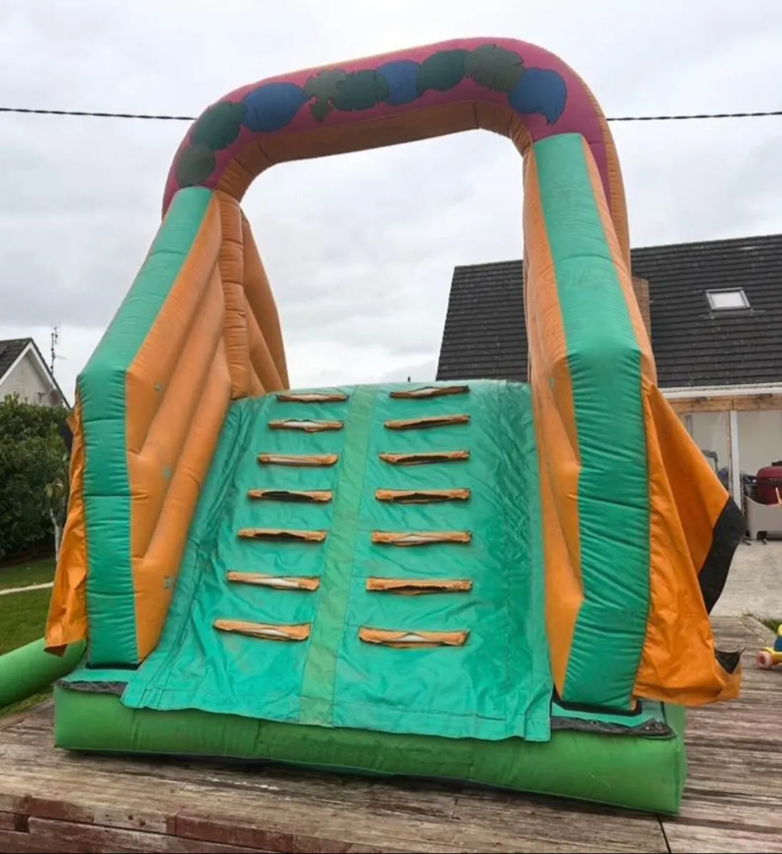 Bouncy castle slide - Image 1