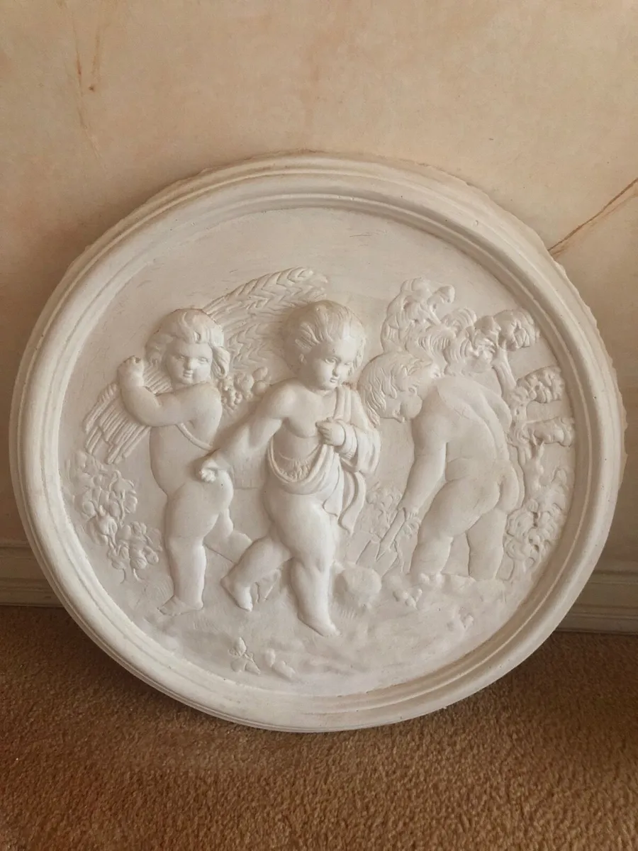 Plaster cast figures for wall - Image 4