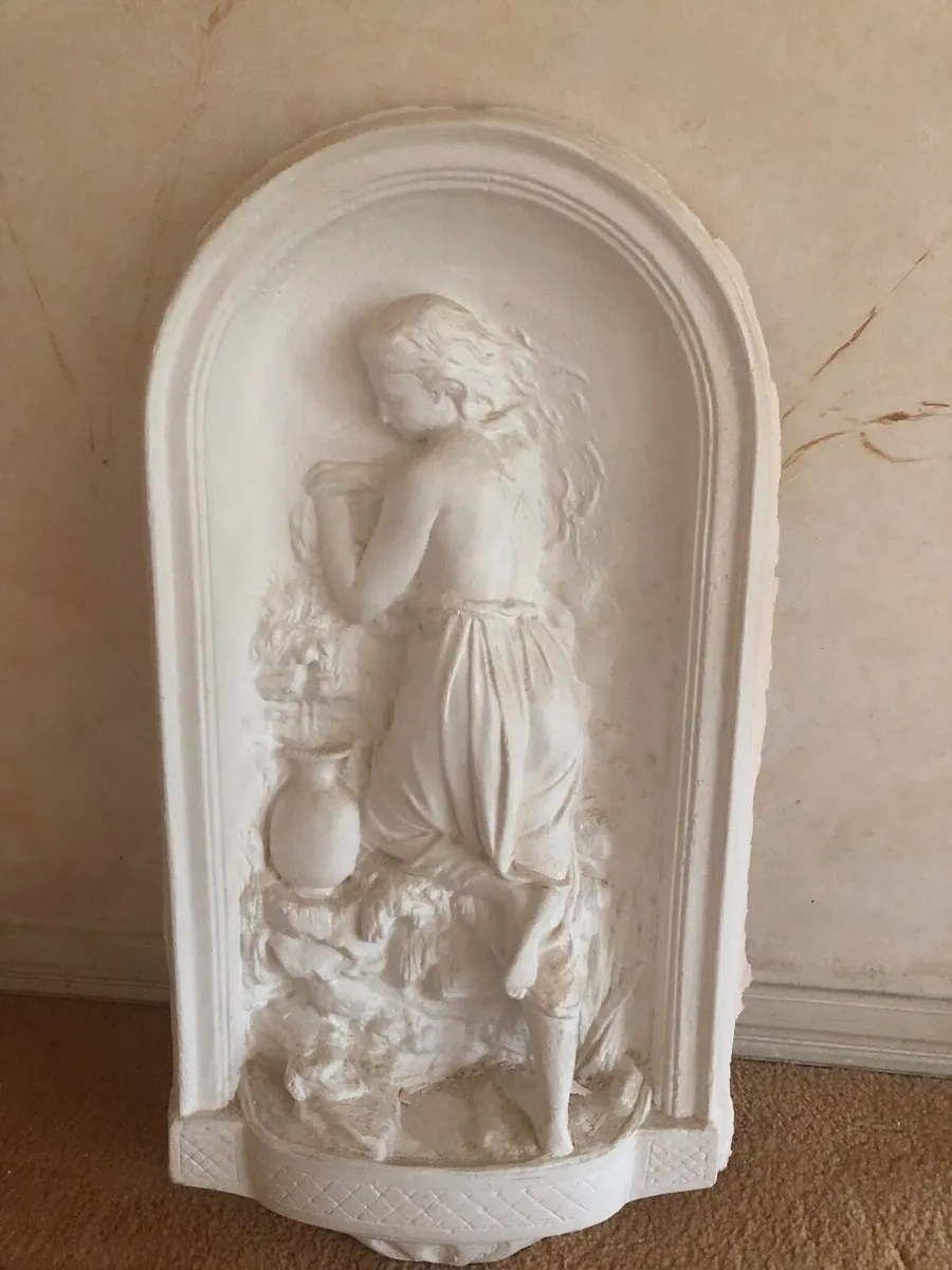 Plaster cast figures for wall - Image 2