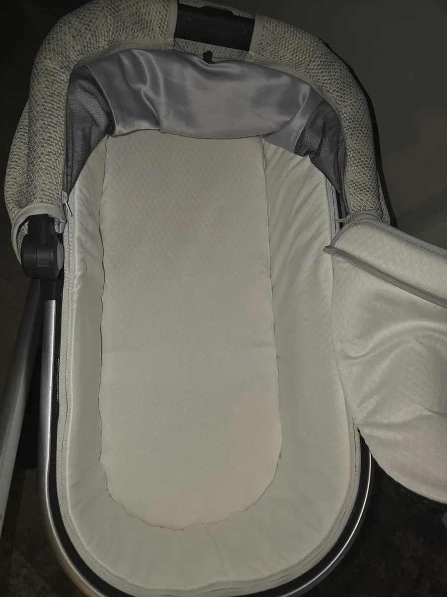 Uppababy vista v2 Immaculate Spotless - Image 4
