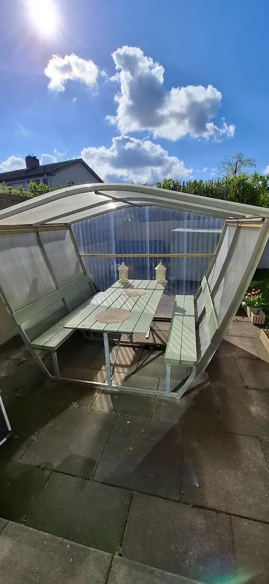 Outdoor garden seating pod