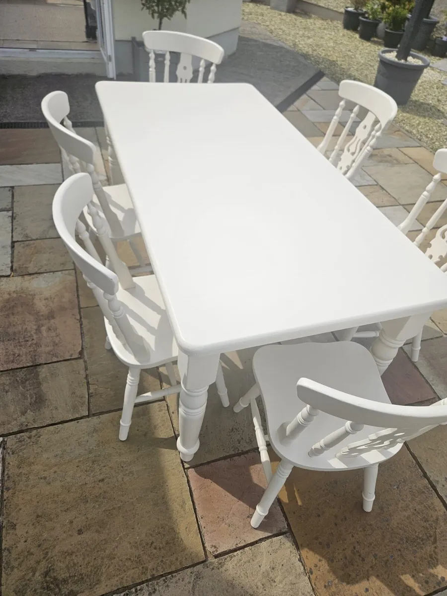 Solid pine dining table and six chairs - Image 1