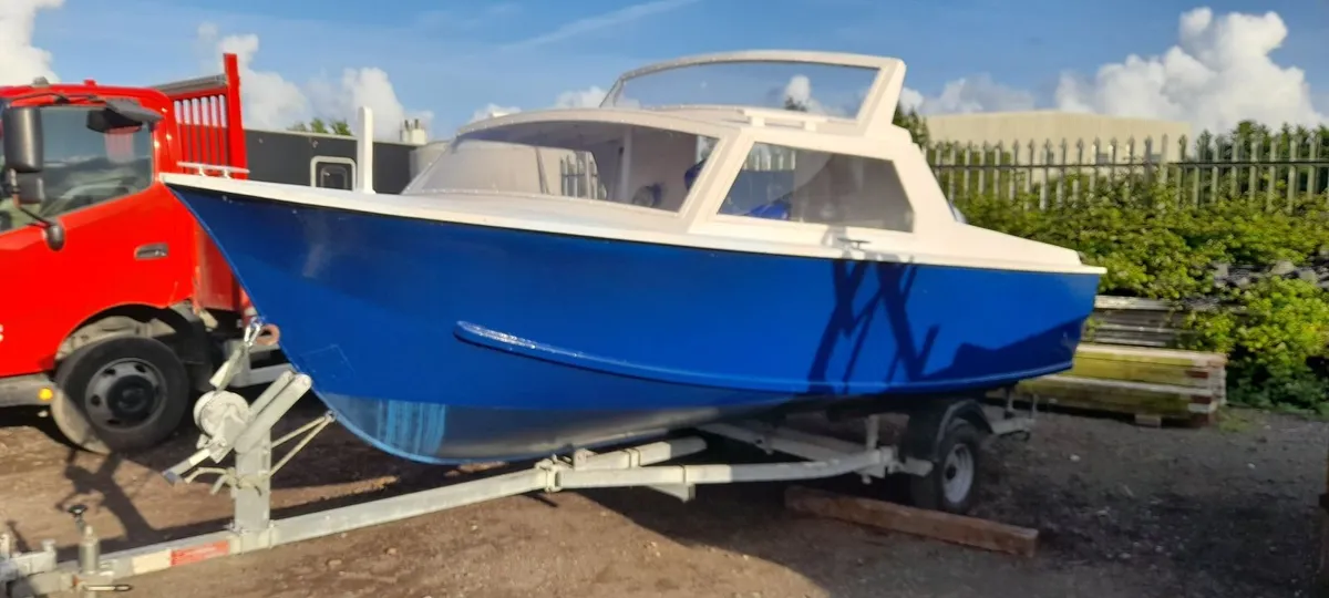 16 ft wooden boat with cabin and trailer for €1250 - Image 1