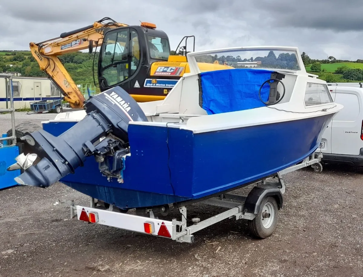 16 ft wooden boat with cabin and trailer for €1250 - Image 2