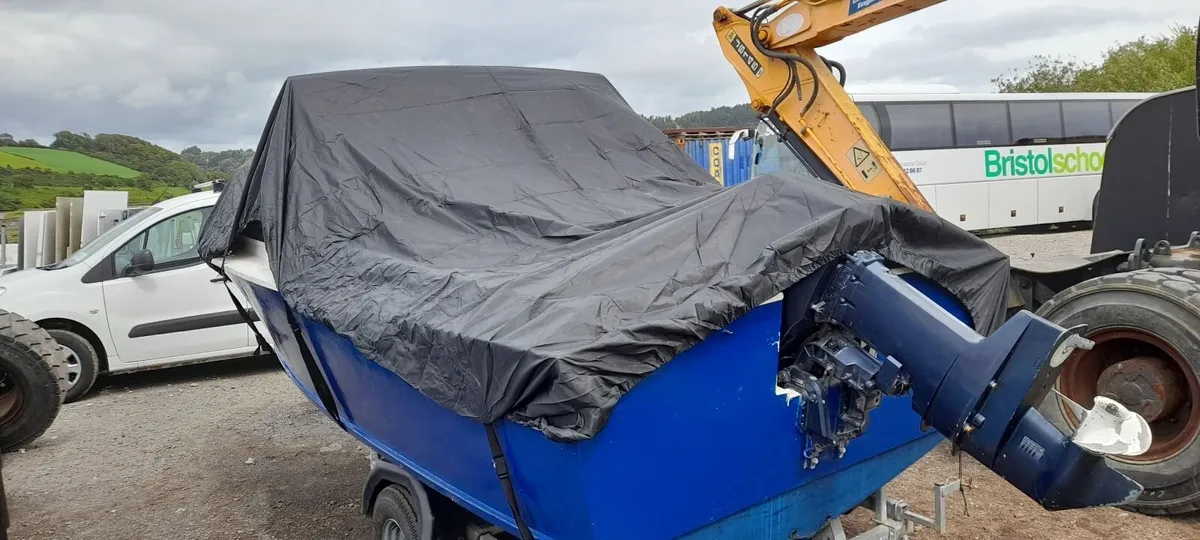 16 ft wooden boat with cabin and trailer for €1250 - Image 3