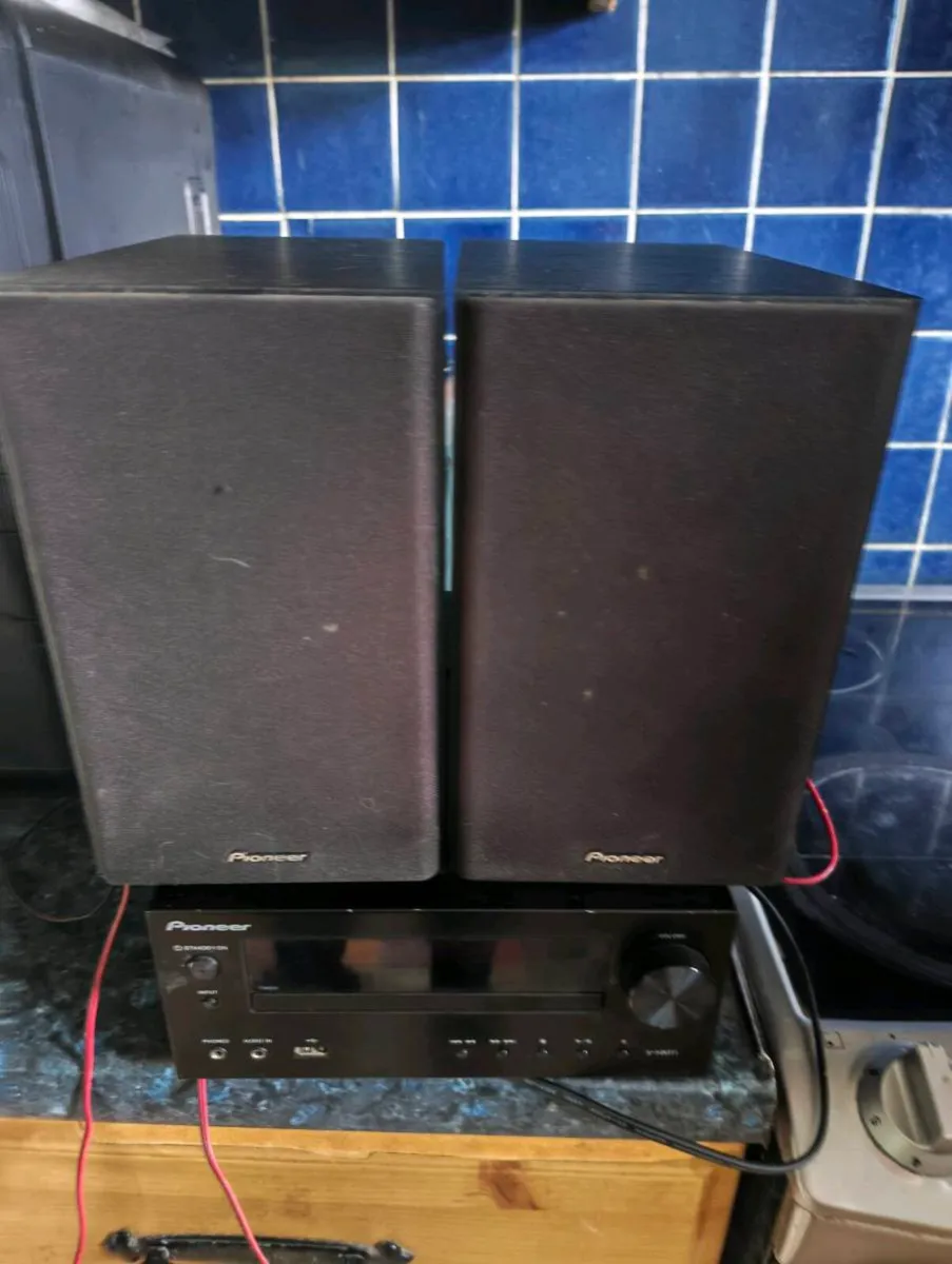 Pioneer sound system - Image 1