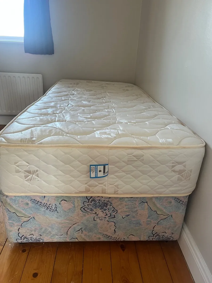 Bed and mattress - Image 2
