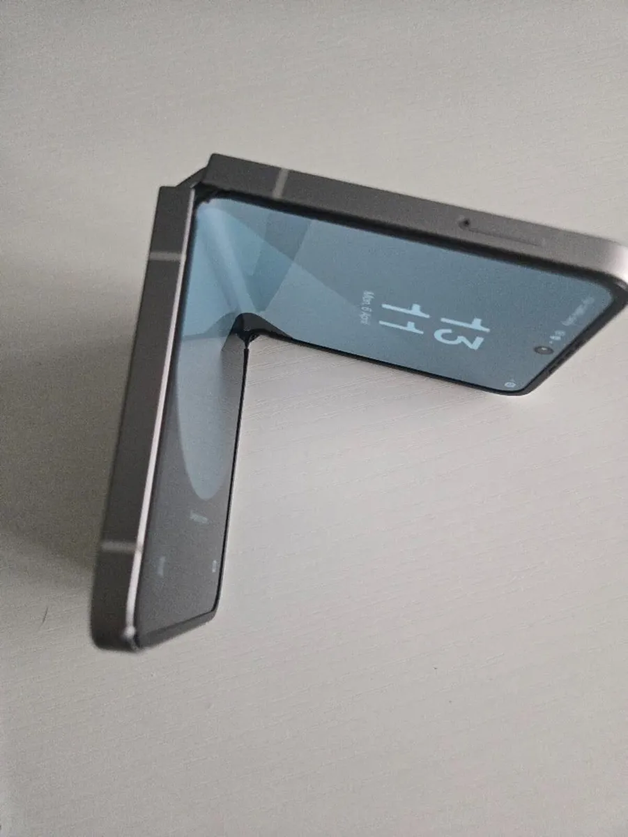 Galaxy Z Flip 6 Phone - Image 3
