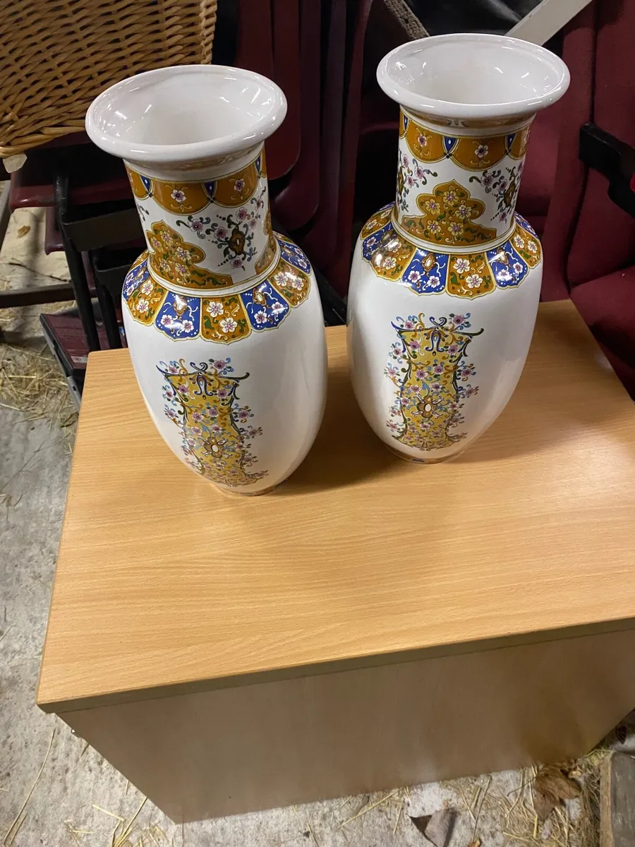 Pair of  vases - Image 1