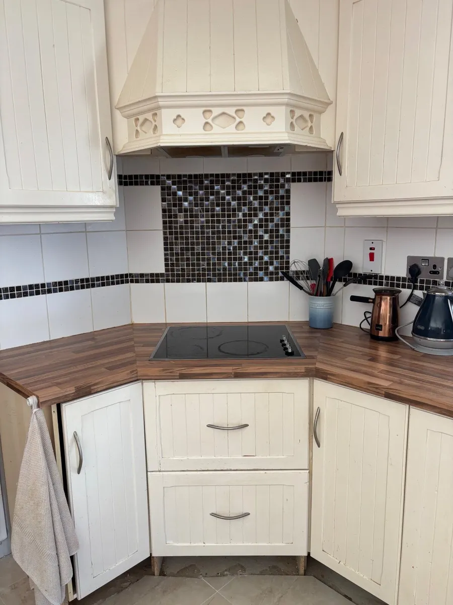 Kitchen units - Image 1