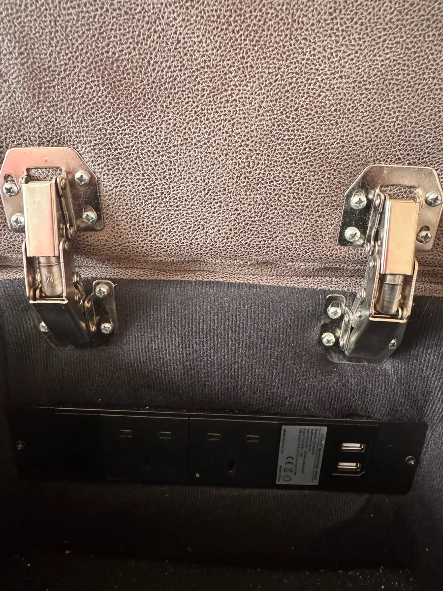 2x 2 seater electric recliner sofas - Image 4