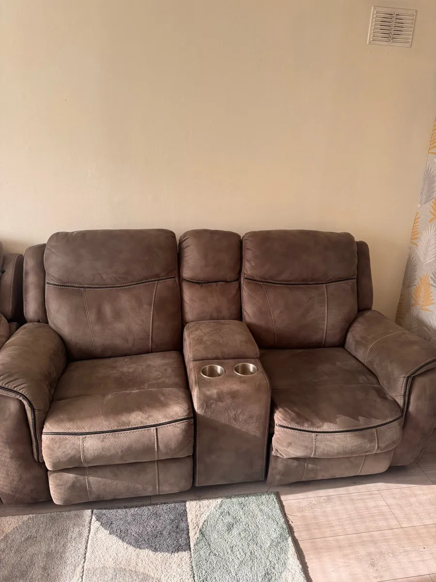 2x 2 seater electric recliner sofas - Image 1
