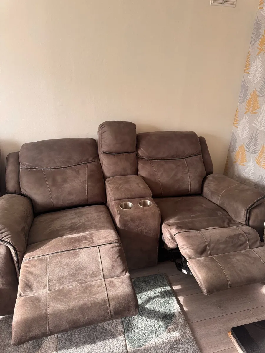 2x 2 seater electric recliner sofas - Image 2
