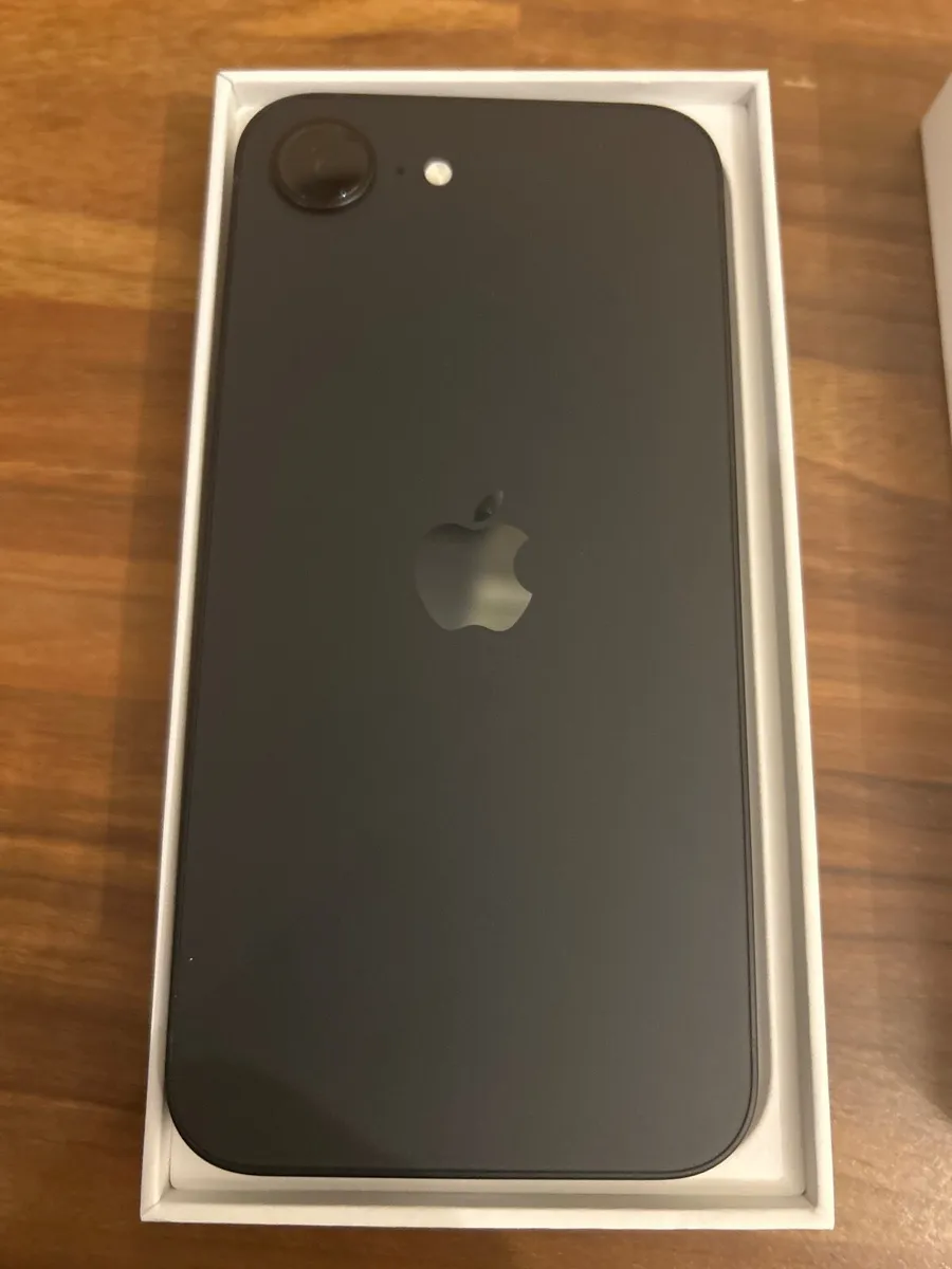 iPhone 16 e new - Image 2