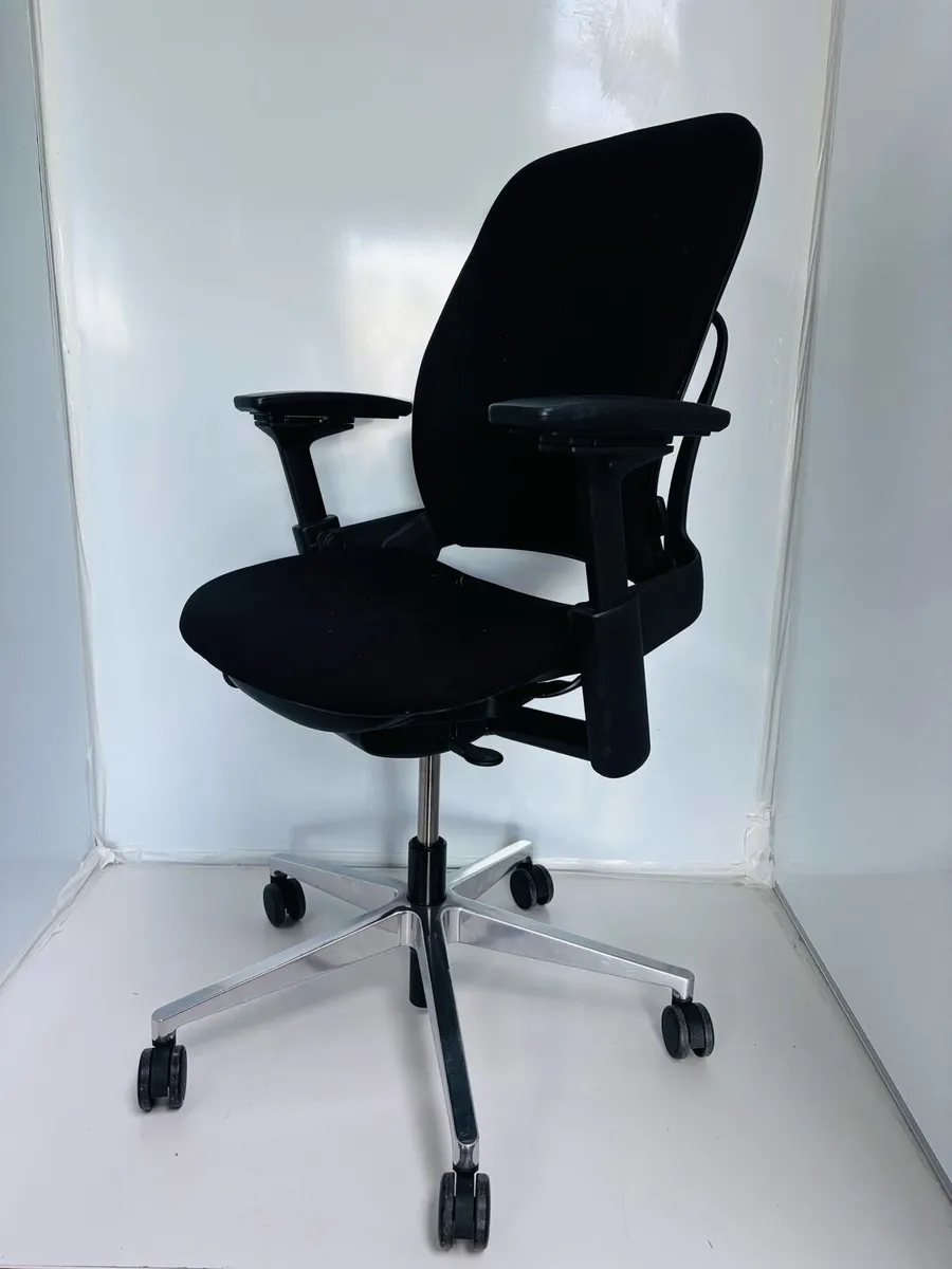 Steelcase office Chair the best chair on the marke - Image 4