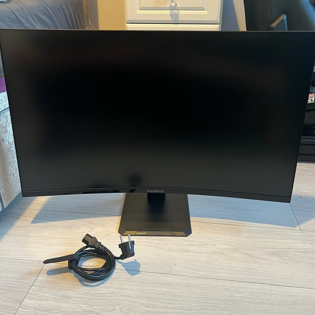 32 inch Curved Monitor 1440p 180hz gigabyte - Image 2