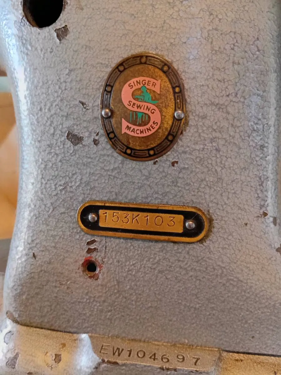 Singer 153K103 Cylinder arm sewing machine. - Image 2