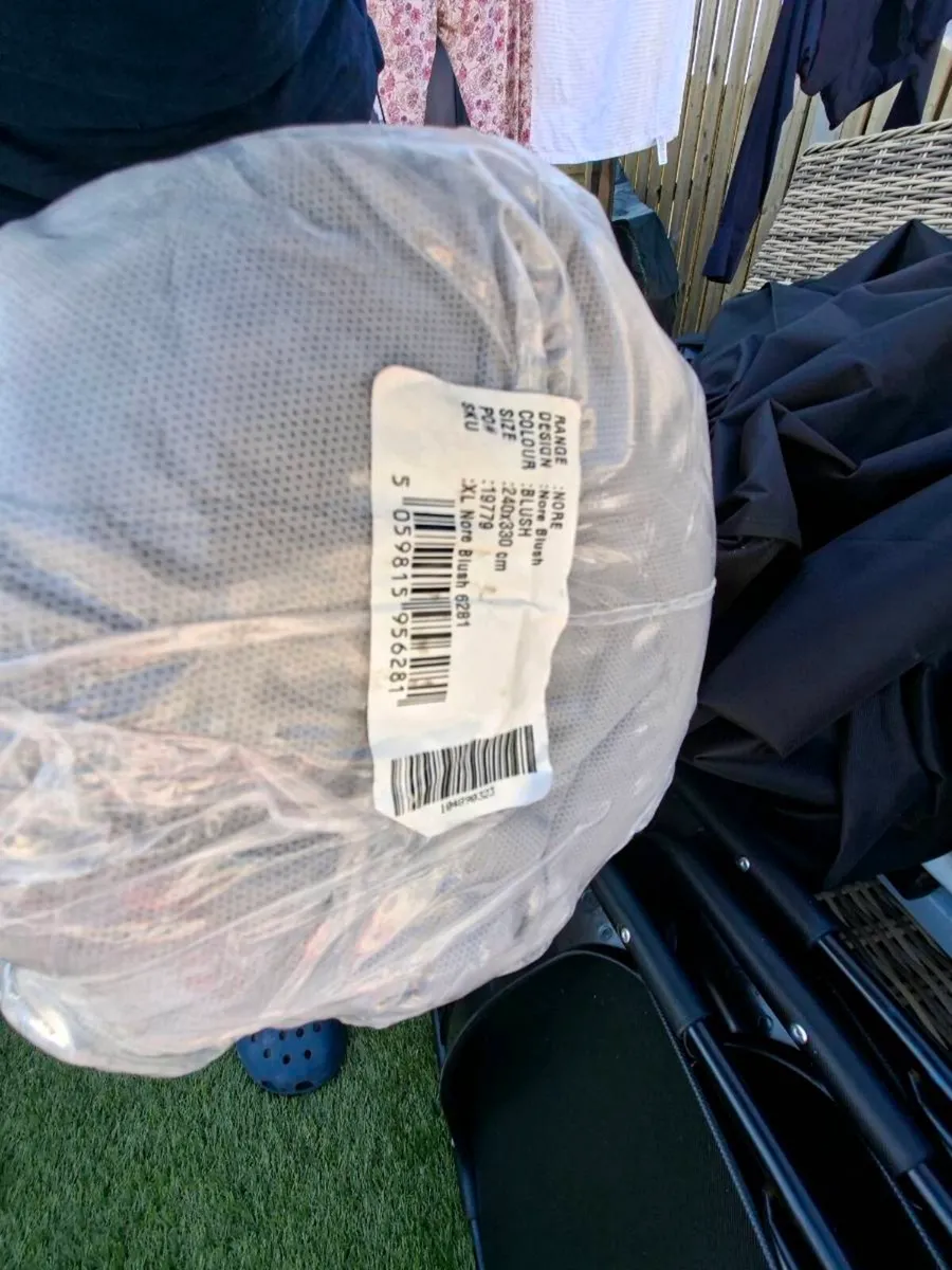 Large new pink rug - Image 3