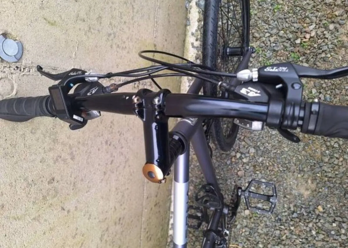 Hybrid bike mint condition - Image 2