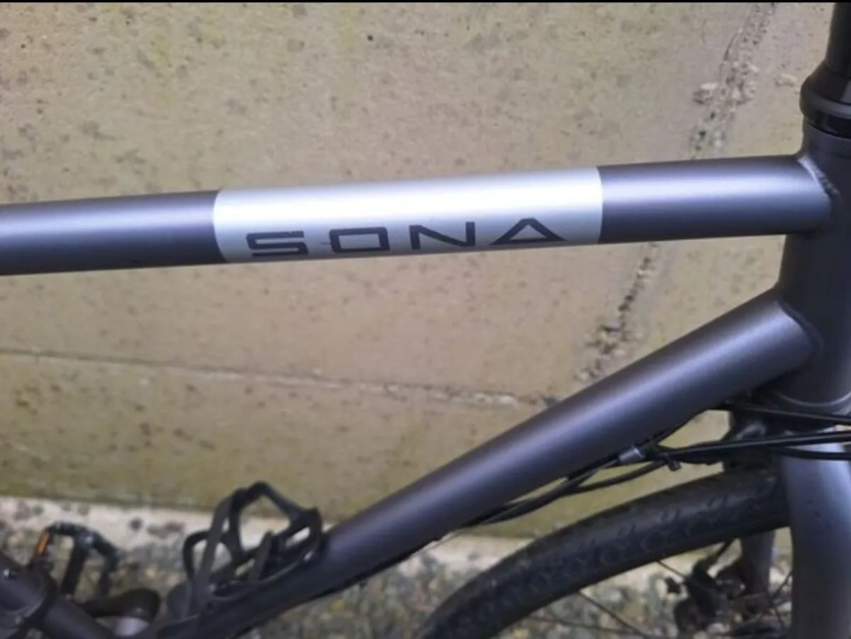 Hybrid bike mint condition - Image 4