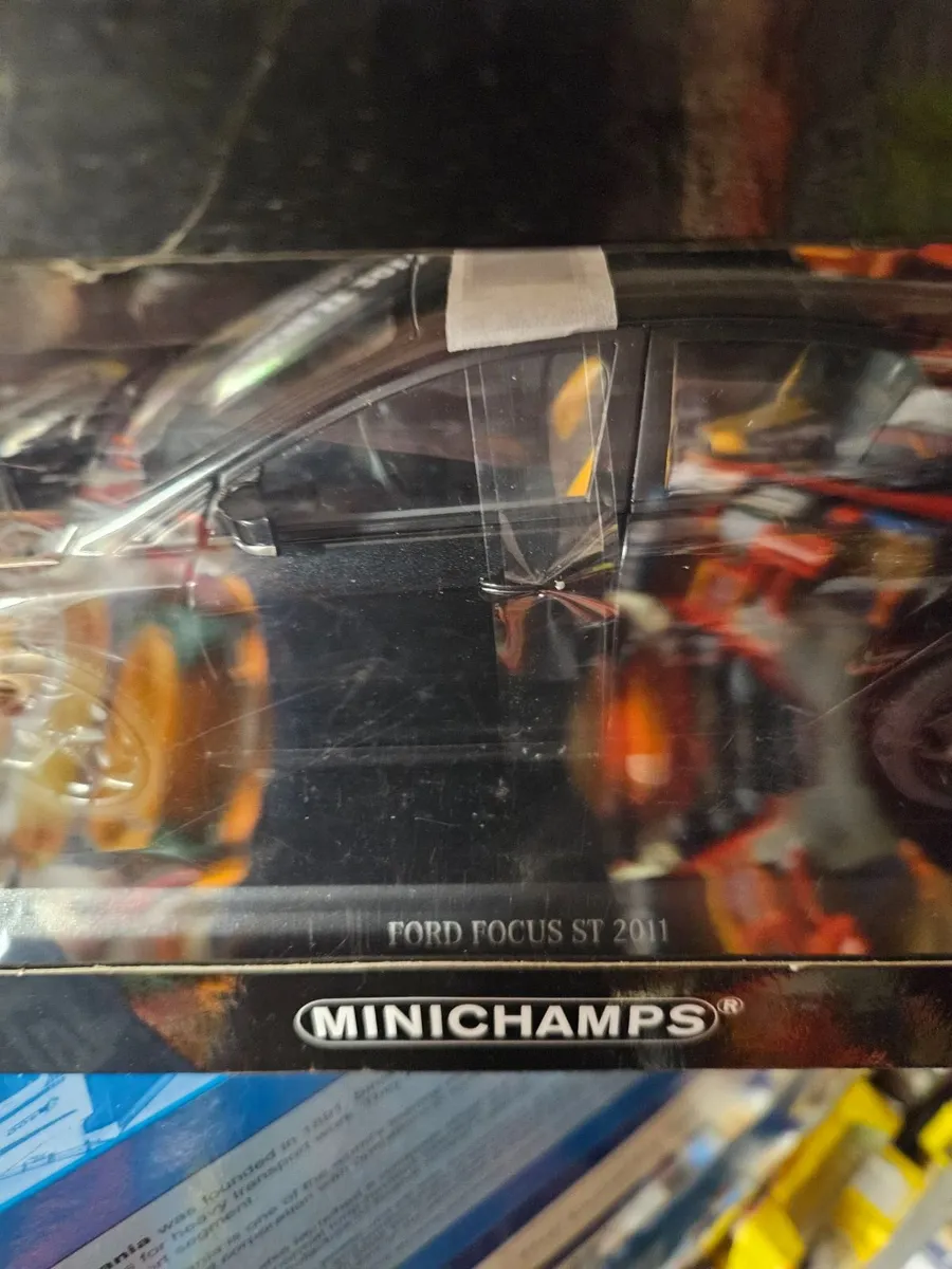 Corgi Minichamps Ford Focus ST 2011 1:18 - Image 4