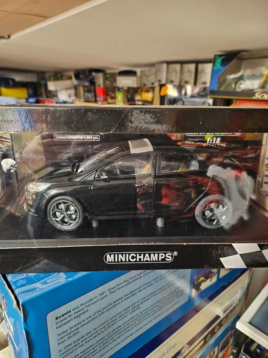 Corgi Minichamps Ford Focus ST 2011 1:18 - Image 3