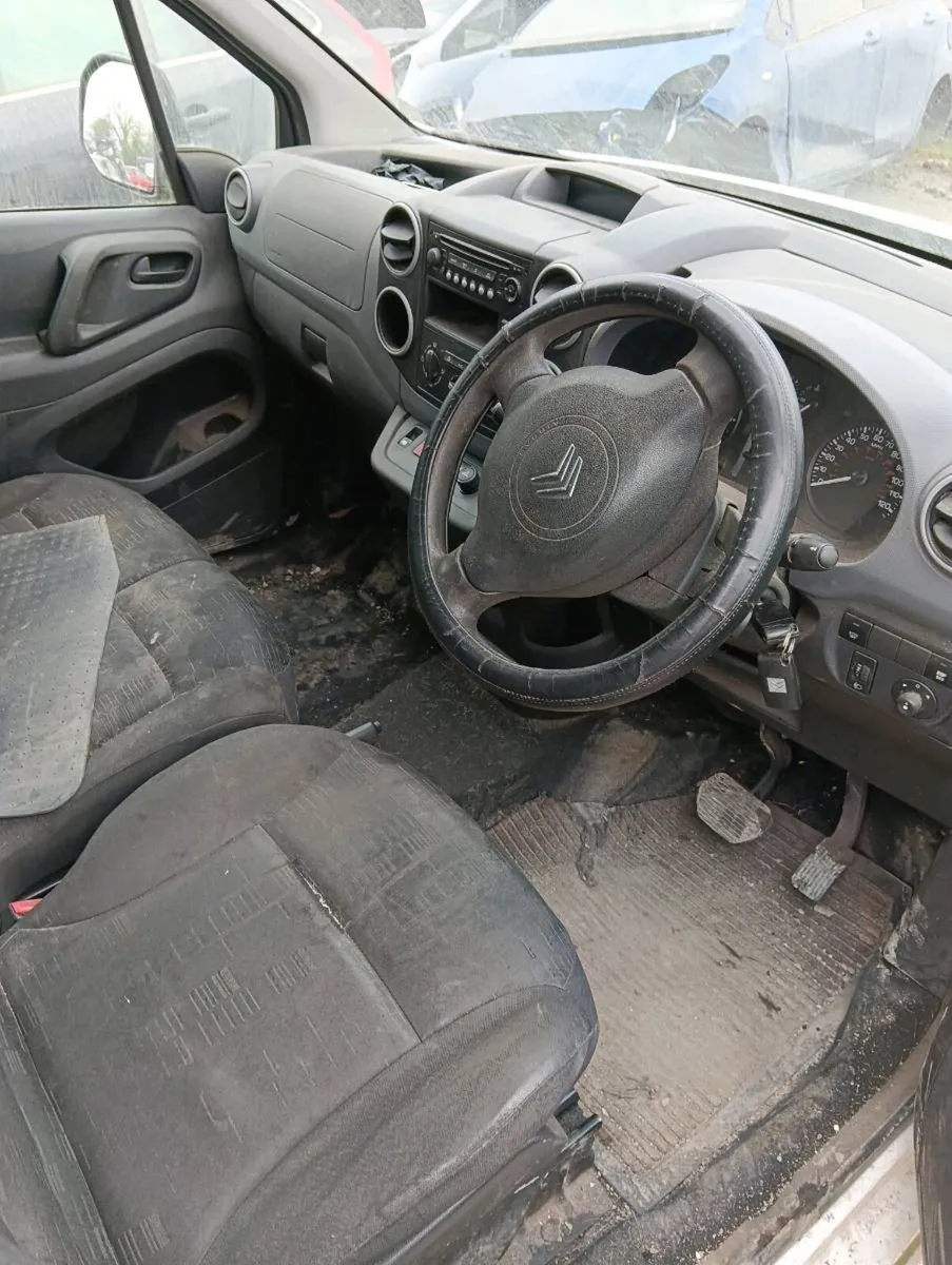 Breaking Citroen Berlingo 2012 automatic - Image 4