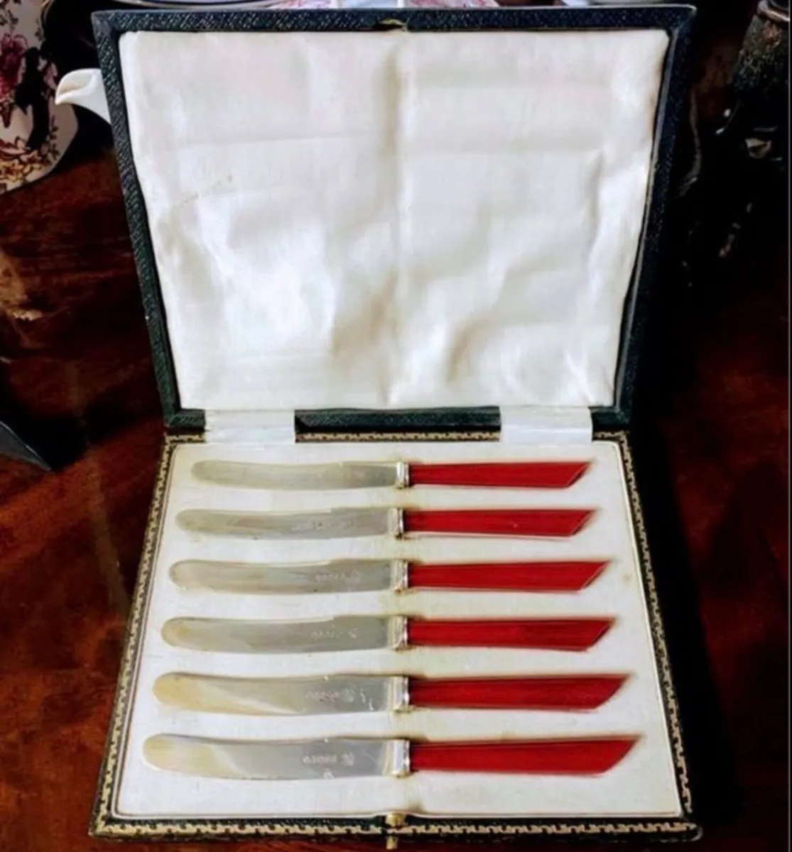1930s cased set of art deco butter knives