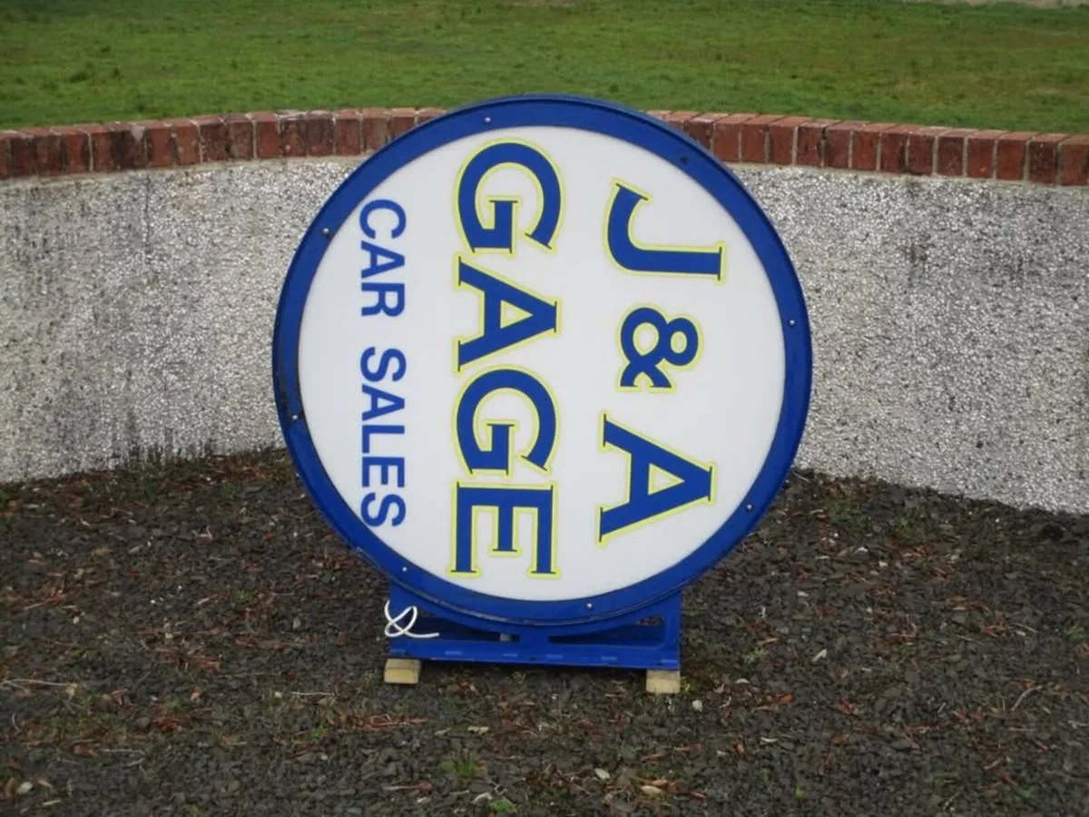 Large Advertising Lightbox - Image 1