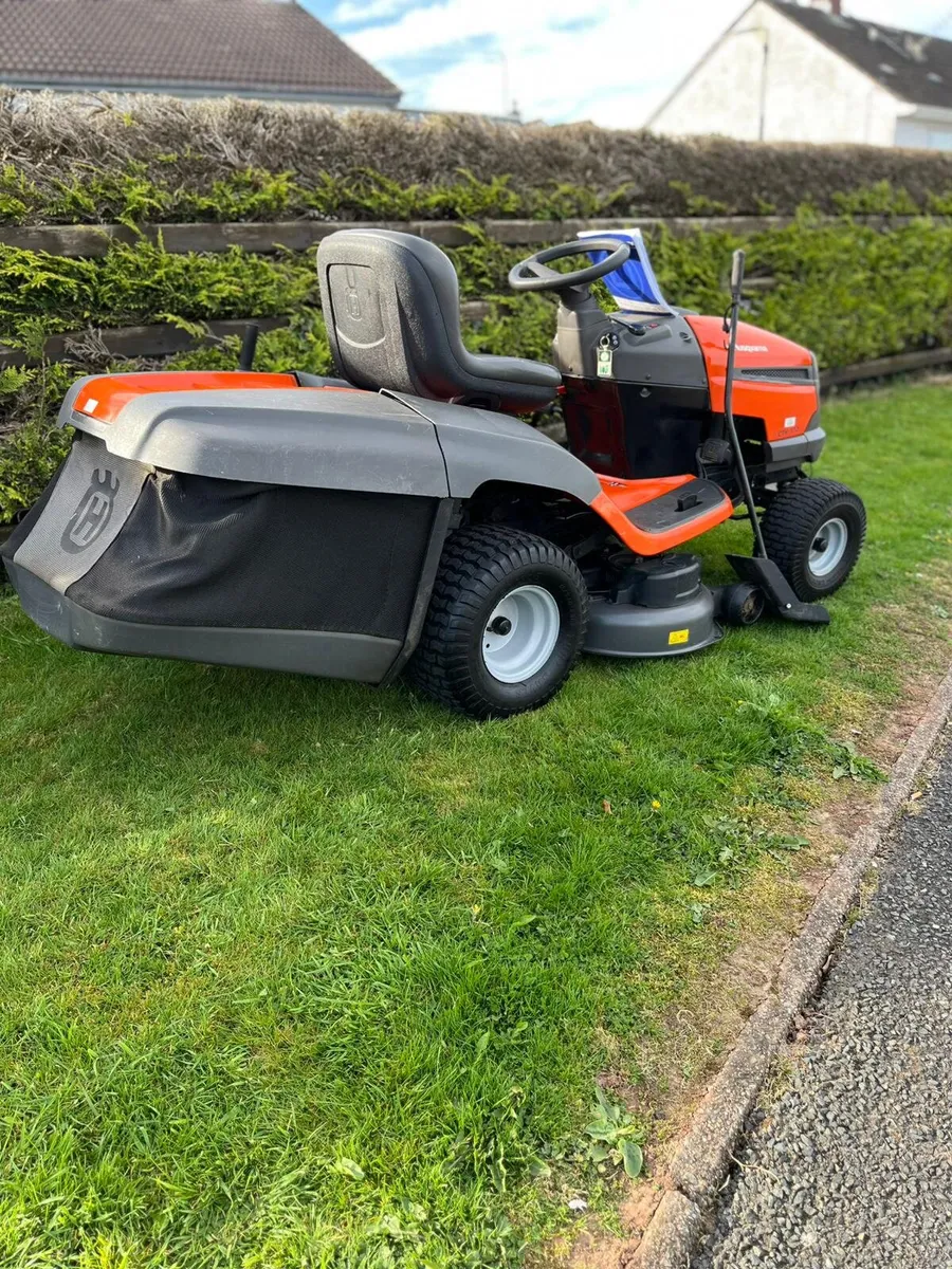 Husquvarna petrol ride on lawnmower - Image 2
