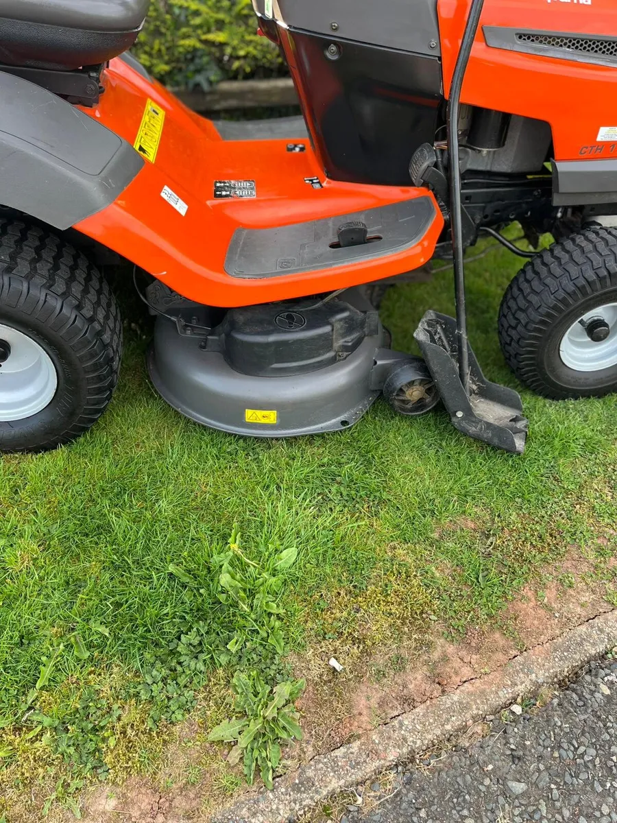 Husquvarna petrol ride on lawnmower - Image 4