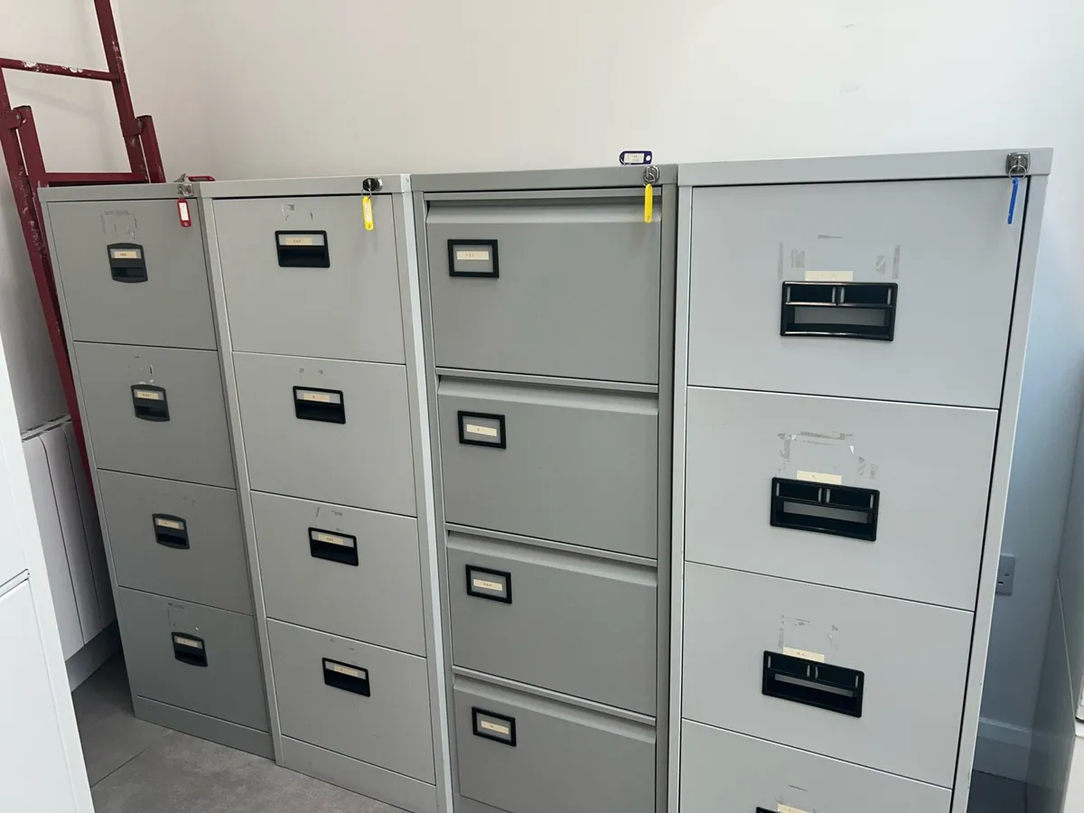 Filing cabinets with keys - Image 1
